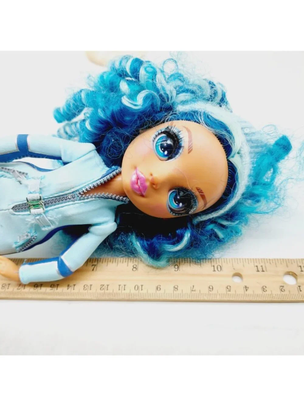 Rainbow High Winter Break Skyler Bradshaw Articulated Doll Blue Hair READ